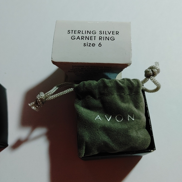 AVON - STERLING SILVER GARNET RING - Picture 2 of 3